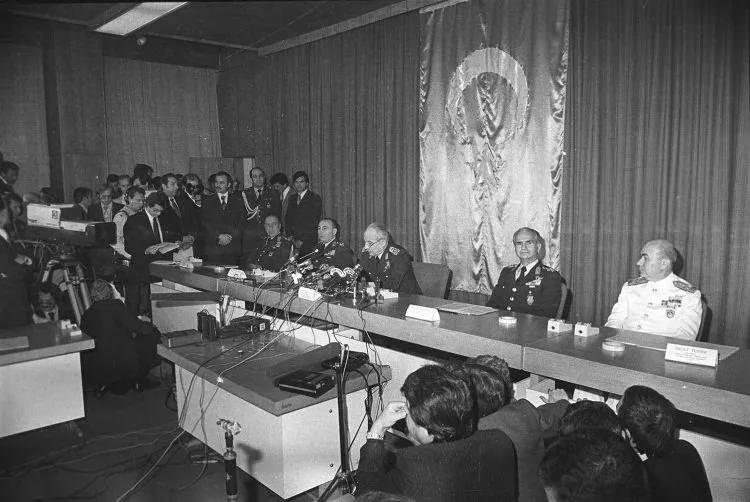 <p>MGK Başkanı ve Genelkurmay Başkanı Orgeneral Kenan Evren (sağ 3) basına ilk açıklamasını 12 Eylül 1980'de TBMM'de yaptı. TBMM'deki açıklamada (sağdan sola) Deniz Kuvvetleri Komutanı Oramiral Nejat Tümer, Hava Kuvvetleri Komutanı Orgeneral Tahsin Şahinkaya, Kara Kuvvetleri Komutanı Orgeneral Nurettin Ersin ve Jandarma Genel Komutanı Orgeneral Sedat Celasun yer aldı.</p> <p> </p> 