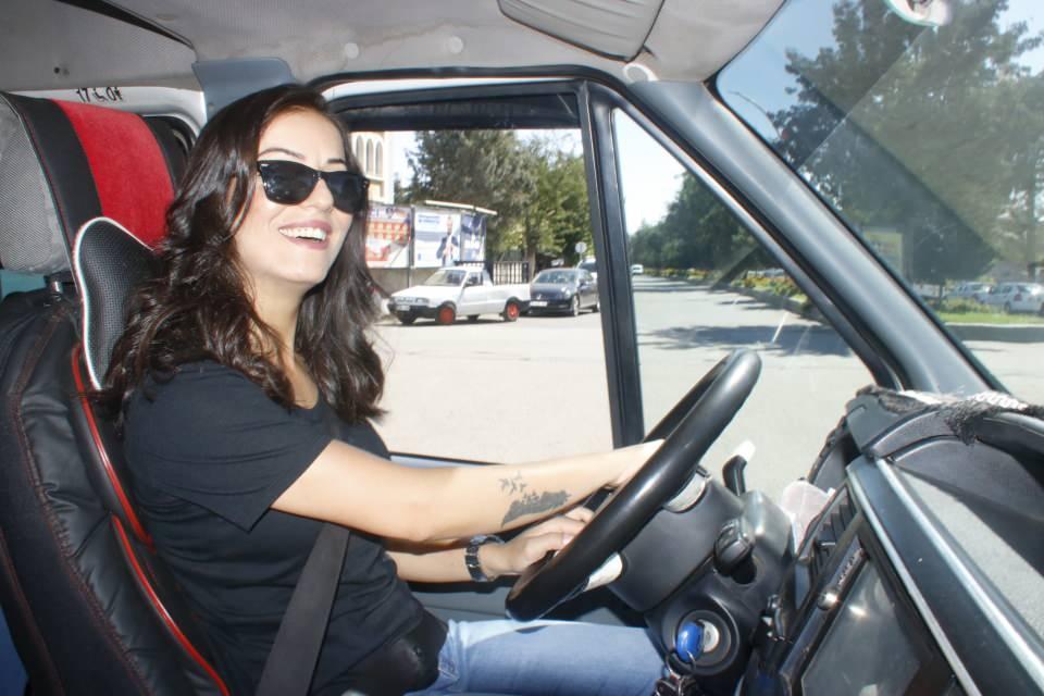 <p>Diyarbakır’ın ilk minibüs şoförü Sinem Sibel Sun, direksiyon başına geçti, görenler şaşırsa da, sempatikliğiyle beğeni aldı.<br />
 </p>
