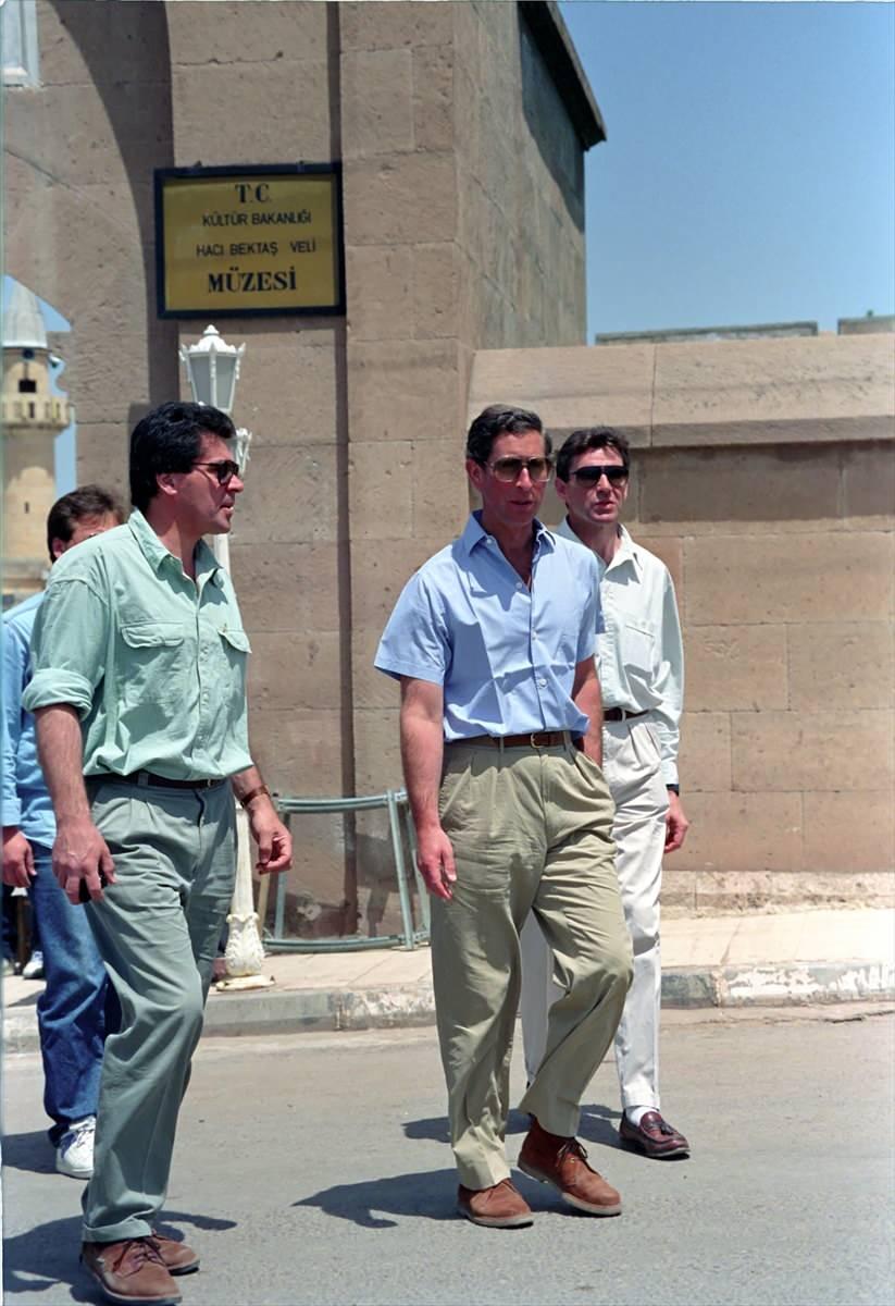 <p> 12 Mayıs 1992'de Charles (sağ 2), Tokat'taki kervansarayları gezmişti. </p>
