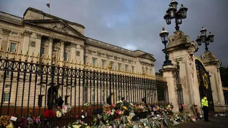 <p><strong>7- BUCKİNGHAM SARAYI</strong><br />
<br />
775 odalı Buckingham Sarayı 1837'den beri monarşinin Londra'daki resmi adresi olmuştur. Kraliçe'nin hayatının büyük bir kısmını geçirdiği saray aynı zamanda resmi işlerin de yapıldığı yerdir.</p>
<p>Kraliçenin cenazesi pazartesi günü buradan törenin yapılacağı Westminster Hall'a taşınacak. Cenaze aracı Londra'nın en büyük tören yolu olan Mall caddesinden gidecek.</p>