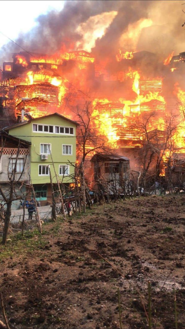 <p>Ekipler, büyüyen yangını 8 saatte kontrol altına alıp, söndürdü. Yangında 52'si ev olmak üzere ahır ve samanlıklarla 193 yapı hasar gördü, 30 büyükbaş da öldü.</p>

<p>​</p>
