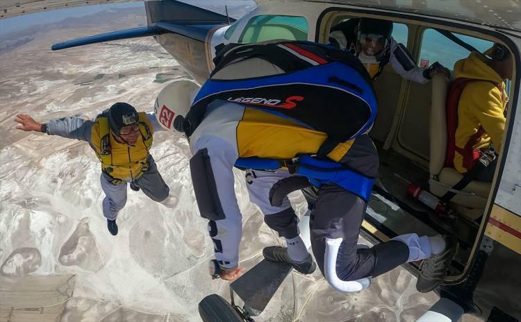 <p>Yaşları 70'in üzerinde olan Ömer Erdem, Halit Öner ve Doğan Müjdat Süzen'den oluşan "Deli Anlılar Paraşüt Takımı", bazı illerde gerçekleştirilen sportif etkinliklere katılarak bu sporu gençlere sevdirmeye çalışıyor.</p>