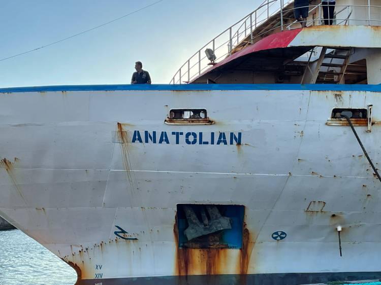 <p>Yunan Sahil Güvenliği tarafından Bozcaada açıklarında uluslararası sularda taciz ateşine maruz kalan 'Anatolian' isimli Ro-Ro gemisi İstanbul'a geldi.</p>
