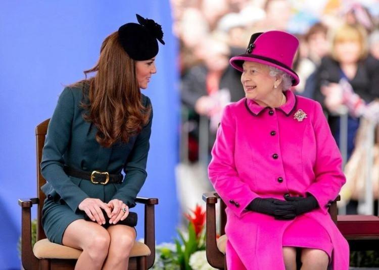 <p>Buna göre, Kraliçe'nin yerine tahta geçen oğlu Kral 3. Charles, Londra'ya gidecek liderler için Buckingham Sarayı'nda cenaze töreninden önceki akşam resepsiyon verecek.</p>
<p>Liderler, Kraliçe'nin naaşını ziyaret ederek saygılarını sunacak, İngiltere Dışişleri Bakanlığının tarihi Lancaster House yerleşkesinde taziye defterini imzalayacak ve topluca saygı duruşunda bulunacak.</p>