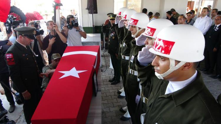 <p>Pençe-Kilit Operasyonu bölgesinde bölücü terör örgütü mensuplarınca girilen çatışmada şehit olan Piyade Uzman Çavuş Fatih Kalkan, memleketi Osmaniye’de son yolculuğuna uğurlandı.</p>
