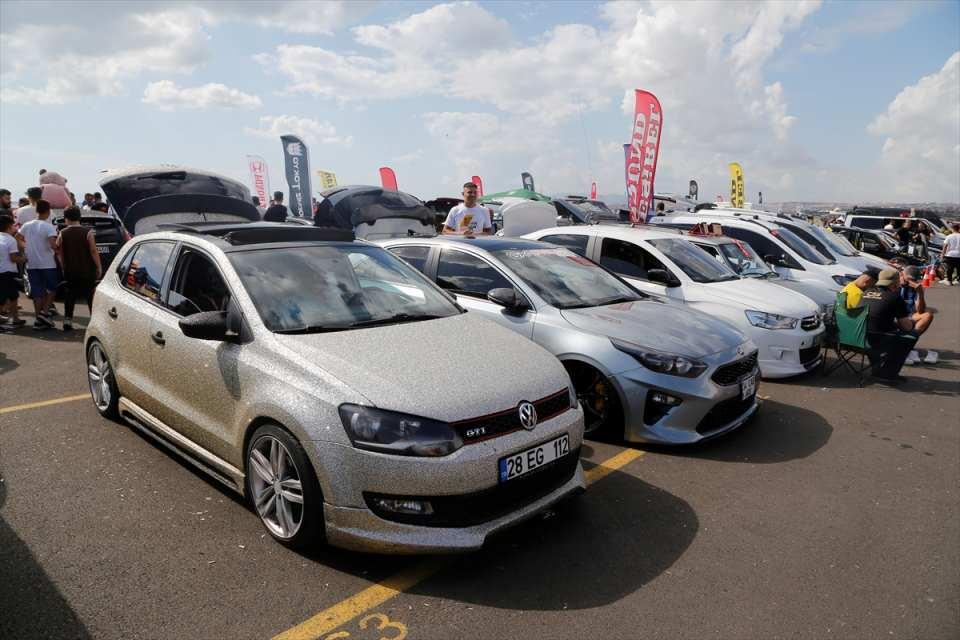 <p>Sahil dolgu alanında, Tekirdağ Motor Sporları Derneği tarafından düzenlenen, "Tuning Fest 2022" etkinliğine 300'e yakın modifiyeli araç ve sahipleri katıldı.</p>
<p> </p>