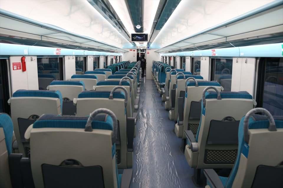 <p>Daha sonra yapımı tamamlanan iki tren, üretim tesisinde bulunan rayların üzerinde yürütüldü.</p>

<p> </p>
