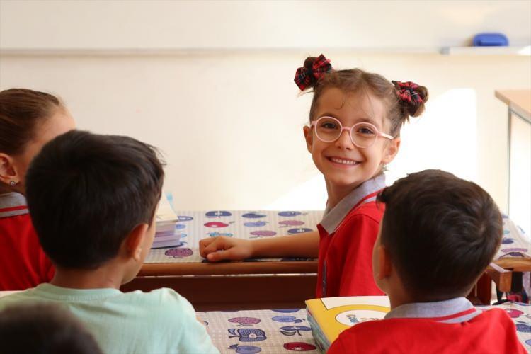 <p>Yeni eğitim öğretim yılının başlamasıyla Yaklaşık 19 milyon öğrenci ve 1,2 milyon öğretmen yeni eğitim dönemi için bugün okullarına gelerek ders başı yaptı.<br />
<br />
SİİRT</p>
