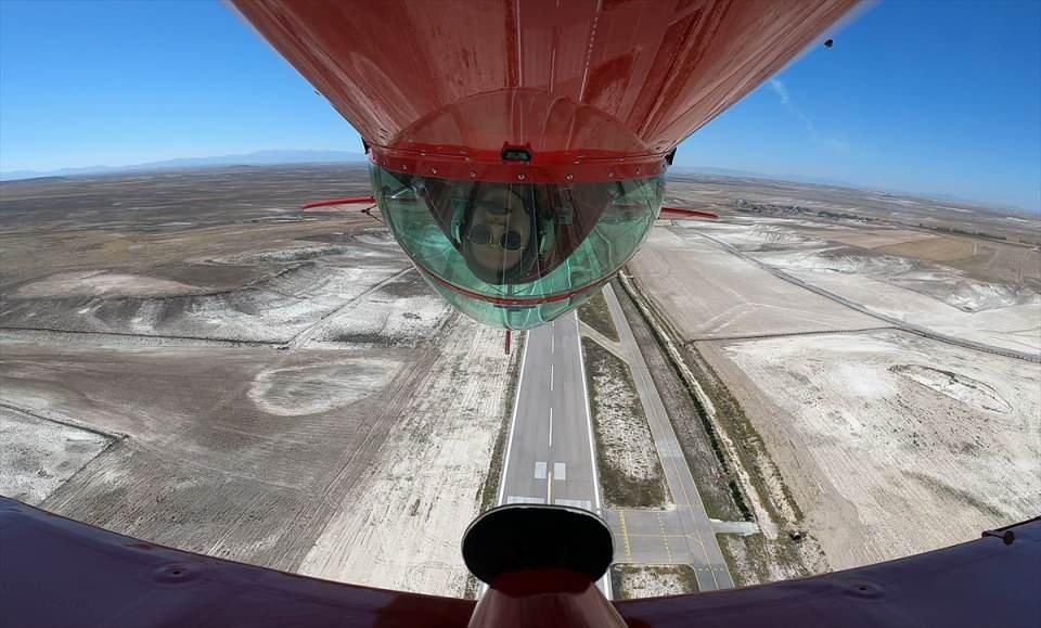 <p>Türkiye'nin ilk profesyonel akrobasi pilotu babası Ali İsmet Öztürk'ün izinden giderek havacılık serüvenine çocukluk yıllarında başlayan 31 yaşındaki Şener, seyirci önünde ilk uçuşunu 19 Eylül 2015'te Eskişehir'in Sivrihisar ilçesindeki Necati Artan Tesisleri'nde gerçekleştirdi.</p>

<p> </p>
