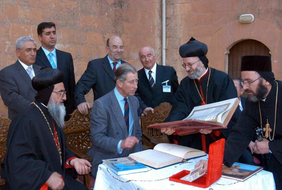 <p>Charles, 26 Ekim 2004'te Mardin'de Deyrulzafaran Manastırı'nı ziyaret etmişti. </p>
