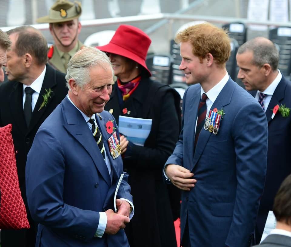 <p>25 Nisan 2015'te Çanakkale Kara Savaşları'nın 100. yılı dolayısıyla Gelibolu Yarımadası'ndaki Yeni Zelanda Anıtı'nda tören düzenlenmişti. Törene, Charles (solda) ve oğlu Prens Harry (sağda) de katılmıştı.</p>
