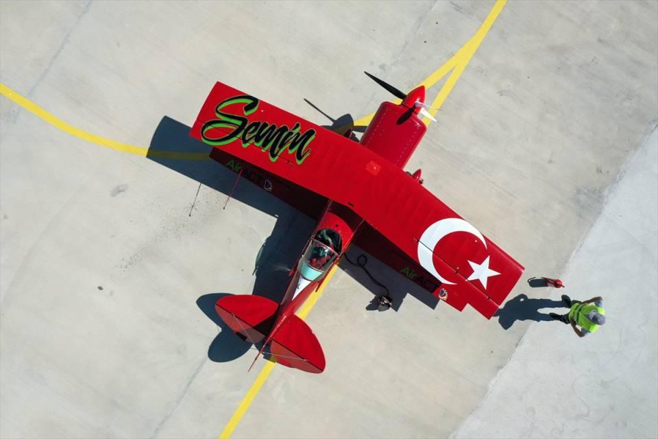 <p>Yurt içi ve dışında 30'un üzerinde gösteri sunan Şener, 9 Eylül'de İzmir'in düşman işgalinden kurtuluşunun 100. yılı dolayısıyla İzmir Körfezi'nde gerçekleştirdiği uçuşun ardından hafta sonunda Sivrihisar Havacılık Merkezi'ndeki Necati Artan Tesisleri'nde yapılacak "Sivrihisar Hava Gösterileri 2022" için hazırlıklarını tamamladı.</p>
<p> </p>