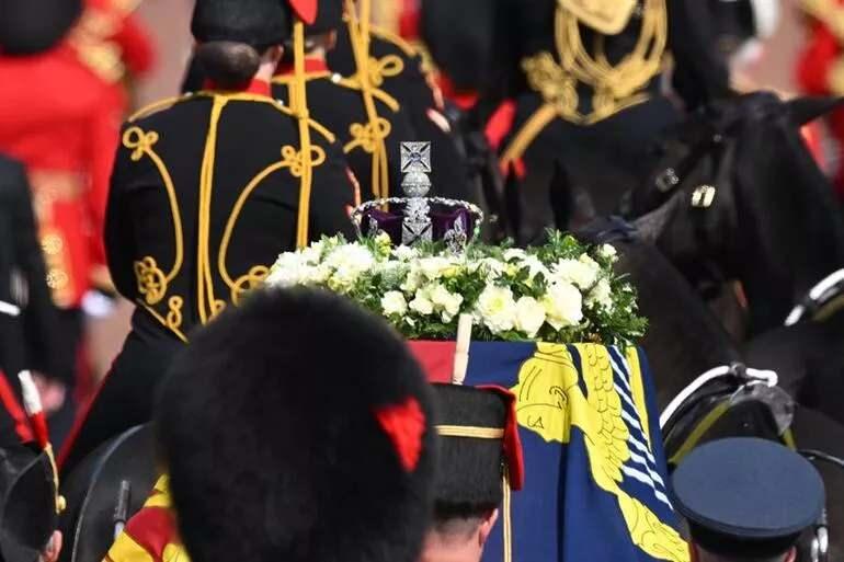 <p>2. Elizabeth Buckingham Sarayı'na son kez veda ederken, Prens Harry ve Prens William ve Kral III. Charles kraliçenin tabutunun arkasında yürümek için bir araya geldi.<br />
Tabutun taşınma merasimine 2. Elizabeth'in diğer üç çocuğu, Prens Andrew, Prenses Anne ve Prens Edward da katıldı.</p>