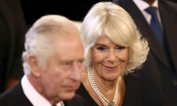 <p>Adı açıklanmayan bir diplomat, "(ABD Başkanı) Joe Biden'ın otobüse bindiğini düşünebiliyor musunuz?" diyerek tepkisini gösterdi.</p>
<p>İngiltere Dışişleri Bakanlığının protokol mesajında cenaze töreni hakkında başka detaylar da yer aldı.</p>
<p> </p>