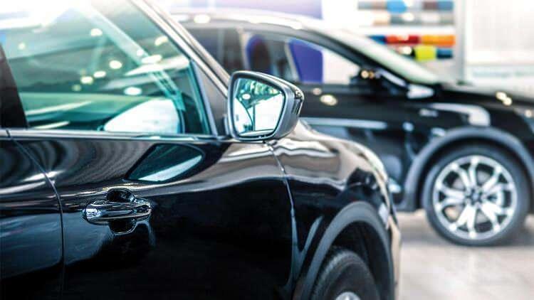 <p>Bugünden itibaren otomobil ve arazi taşıtlarının pazarlanması veya satışı ancak ilk tescil tarihinden itibaren 6 ay ve 6 bin kilometre geçmiş olması koşuluyla yapılabilecek. Böylelikle oto alım satım yapanların, bayilerden sıfır araçları toplayıp yüksek fiyata satması engellenecek.</p>