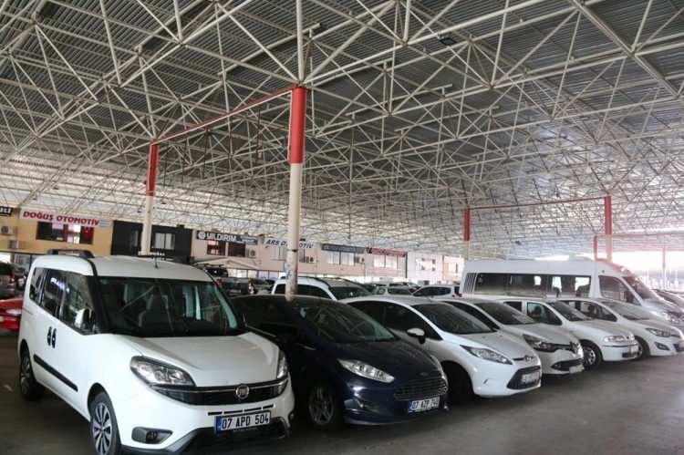 <p><span style="color:#B22222"><strong>GEÇİŞ SÜRECİ SONA ERİYOR</strong></span></p>
<p> </p>
<p>16 Ağustos 2022 tarihinden önce ikinci el motorlu kara taşıtı ticareti yapanlar adına tescil edilen otomobil ve arazi taşıtlarının satışı için bu kişilere tanınan süre yarın sona eriyor.</p>
<p> </p>
<p> </p>