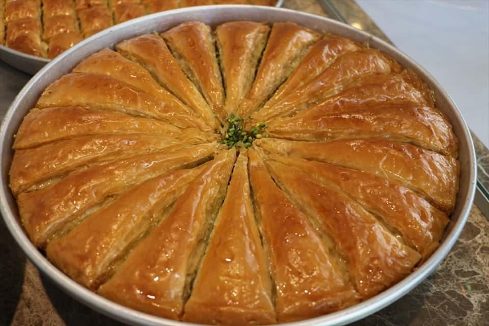 <p>Avrupa Birliği (AB) tarafından tescil edilen Antep baklavası, son yıllarda farklı çeşitleriyle tüketicilerin beğenisine sunuluyor.</p>
<p> </p>