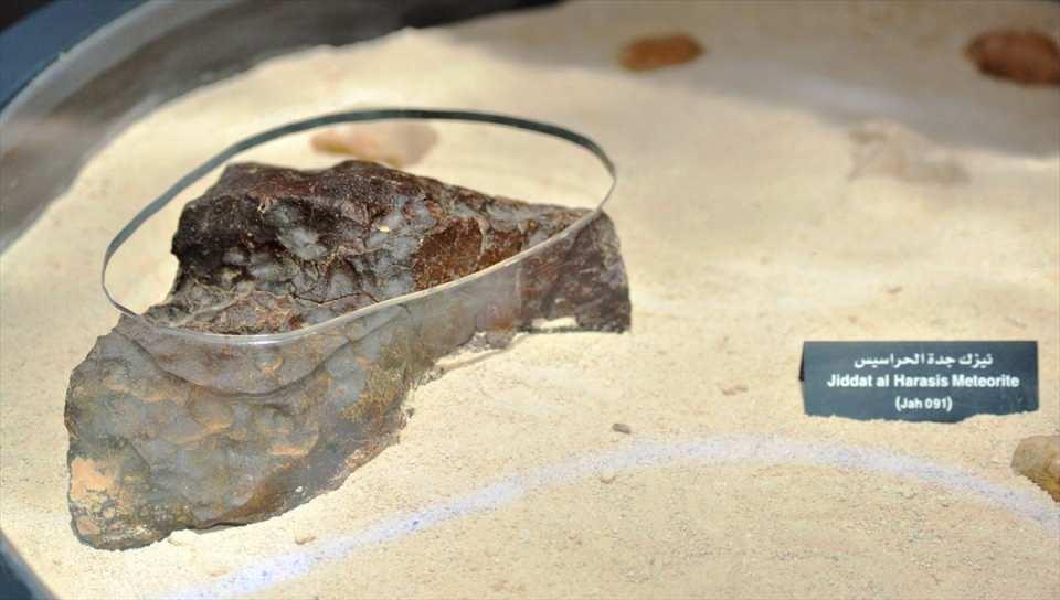 <p>Dünyaya düşen meteorların yüzde 4,8'inin bulunduğu belirtilen ülkede Kültürel Miras ve Turizm Bakanlığınca, Zufar kentinde gök taşı fuarı açıldı. Bakanlık 18 Eylül'e kadar devam edecek sergiyle meteorların önemini ve sürdürülebilir yatırımlarını tanıtma ve müze sistemini çeşitlendirmeyi amaçlıyor.</p>

<p> </p>
