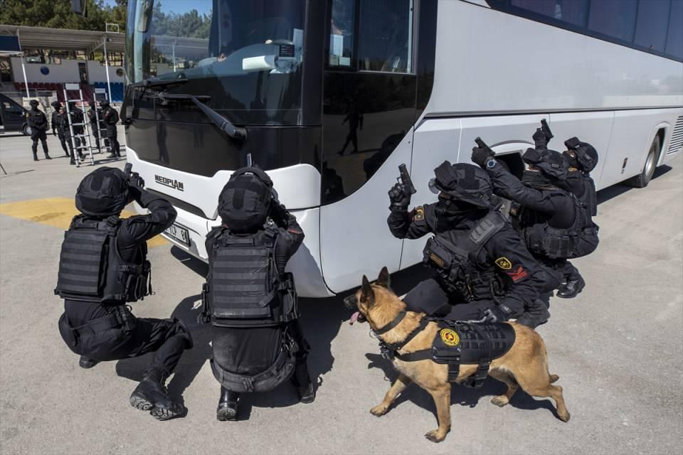 <p>Olabilecek her türlü operasyon şekline yerleşkede kurulan özel parkurlarda hazırlanan köpekler, hatayı en aza indirgeyecek şekilde eğitiliyor.</p>
<p> </p>