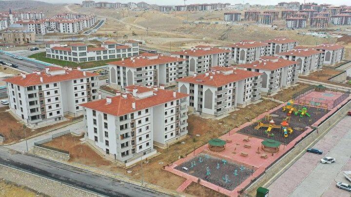 <p><strong>4- İşyeri kategorisi için gerekli koşulları sağlıyorum. Evim olması işyeri başvurusu yapmamı engeller mi?</strong></p>

<p>Konutu olan vatandaş gerekli şartları sağlıyorsa işyeri başvurusu yapabilir.</p>
