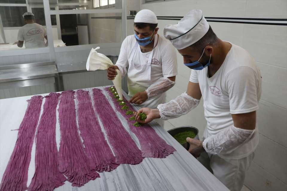 <p>Baklavanın çeşitlenmesinden müşteri ve işletmecilerin de memnun olduğunu dile getiren Aktaş, "Dünyada baklava denilince akla Türkiye, Türkiye'de baklava denilince Gaziantep geliyor. Bir firma patent alınca diğer firmaların yapmama gibi bir durumu yok. Daha önce olmuştu mesela işletmeci tepkiyle karşılaştı. Kendi buluşlarımızı önce kendi tezgahımızda sunuyoruz. İlerleyen günlerde diğer arkadaşlar da isterlerse yapıyorlar. Burada Ahilik kültürü var. Birbirimizin tezgahına müdahale etmiyoruz." diye konuştu.</p>
<p> </p>