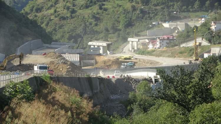 <p>Türkiye’nin en maliyetli şehir içi yolları arasında gösterilen Trabzon’daki toplam 28 km’lik Kanuni Bulvarı’nda viyadük ve tünellerin yapımı sürerken, proje güzergahının yaklaşık yüzde 60 bölümü tamamlandı. Bulvar üzerinde bulunan Bahçecik Tüneli’nin ise bu yıl sonunda kadar ulaşıma açılması planlanıyor.</p>
