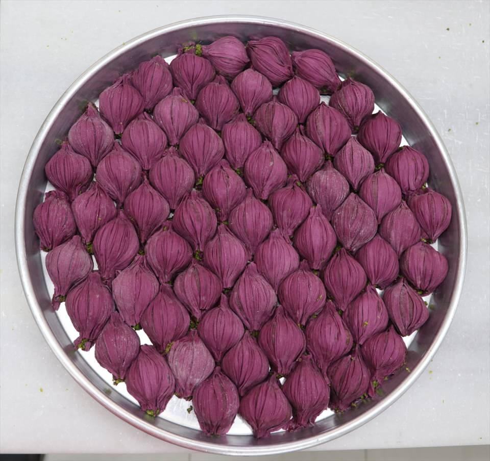 <p>Baklavanın AB tarafından tescil edilmesinin ardından özellikle yurt dışında taleplerin yoğunlaştığını ifade eden Aktaş, son yıllarda her baklavacının farklı bir ürün çıkarmak için AR-GE çalışmalarına yoğunluk verdiğini ifade etti.</p>
<p> </p>