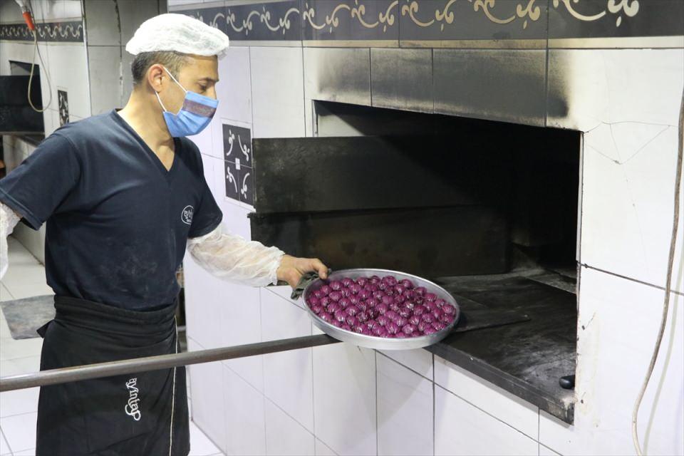 <p>Artık baklavacıların menüsünde klasik, kare, midye, havuç dilimi, fıstık dolma, şöbiyet, tahinli, soğuk ve mor baklava bulunuyor.</p>
<p> </p>