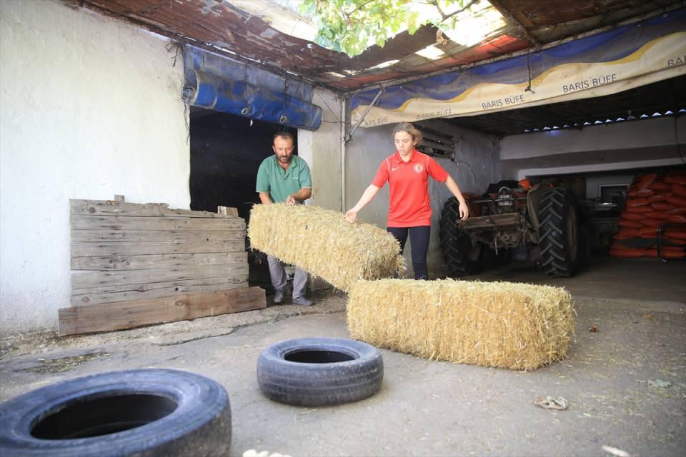 <p>Güreşi kadınların yapabileceği bir spor olarak kabul ettirmek için çaba harcadığını ifade eden Aktaş, "Ben güreşçiyim dediğim zaman kabul etmiyorlar, 'kızdan nasıl güreşçi olur' diyorlar. Zor aslında, kolay değil." dedi.</p>

<p> </p>

<p> </p>
