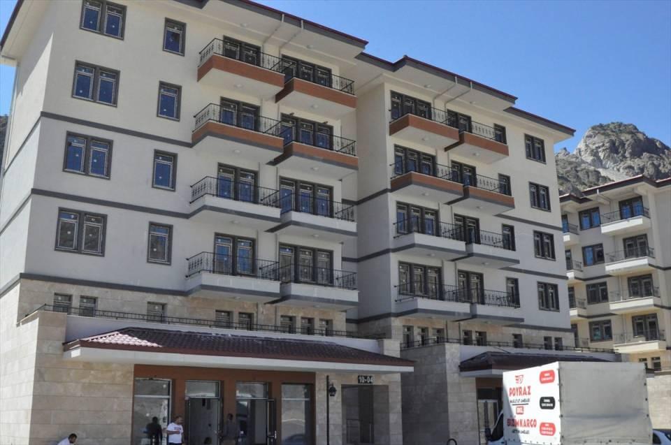 <p>Aslan ayrıca, vatandaşların evlerini teslim aldıklarında ev içerisinde belirledikleri eksikleri TOKİ başkanlığının ekiplerine bildirmesi halinde sorunların hemen çözüleceğini de sözlerine ekledi.</p>
<p> </p>