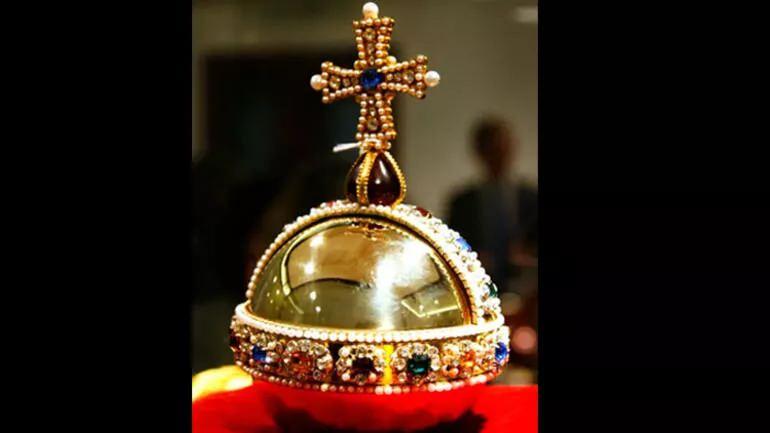 <p><strong>6- HÜKÜMDAR KÜRESİ</strong><br />
<br />
Monarşinin diğer bir sembolü, Hükümdar küresi (The Sovereign’s Orb) Hıristiyan dünyasında hükümdarın gücünü temsil ediyor. Üzerinde bir haç bulunan 27 cm genişliğindeki altın kürenin üzerindeki mücevherler yapıldığı yıl olan 1661'de var olduğuna inanılan 3 kıtayı temsil ediyor.</p>
<p>Hükümdar asası ve hükümdar küresi 1661'de 2. Charles için yapılmıştır ve Kraliyet Mücevherlerinin en değerli parçalarıdır.</p>