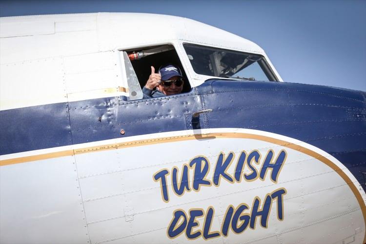 <p>Kıbrıs Barış Harekatı gazisi emekli astsubay Reşat Çolak, 40 sene sonra Eskişehir'in Sivrihisar ilçesinde yeniden uçuş deneyimi yaşadı.</p>