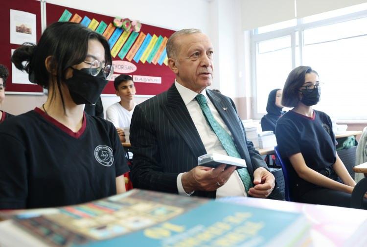 <p>Cumhurbaşkanı Recep Tayyip Erdoğan, Sancaktepe’de Arif Nihat Asya Anadolu Lisesinde düzenlenen 2022-2023 Eğitim Öğretim Yılı Açılış Programı'na katıldı. Cumhurbaşkanı Erdoğan, programa katılım sağlayan okul önündeki vatandaşların yanına giderek kendileri ile bire süre sohbet etti. </p>
