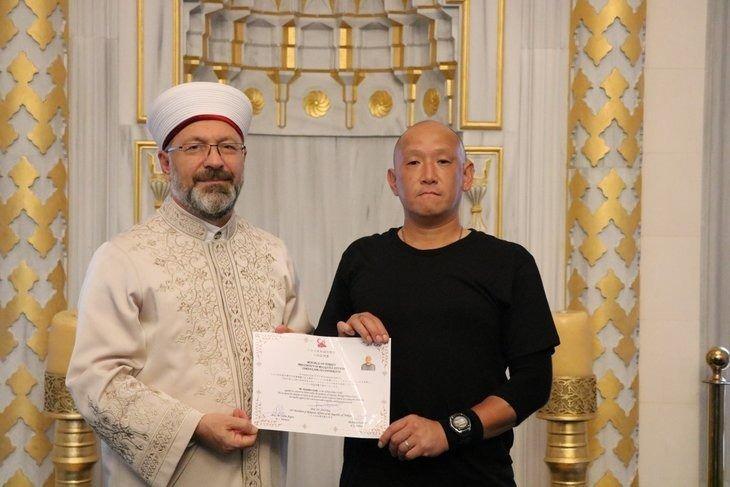 <p><span style="color:#FF0000"><strong>Diyanet İşleri Başkanı Prof. Dr. Ali Erbaş, Müslüman olmak isteyen Japonya vatandaşı Kazuhisa Ozaki için gerçekleştirilen İhtida Törenine katılım sağladı. İslam dinini seçen Ozaki, Erbaş'ın sözlerini tekrarlayarak Kelime-i Şehadet getirdi ve Müslüman oldu. </strong></span></p>

