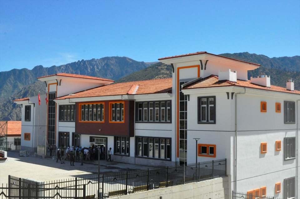 <p>Öte yandan basına kapalı gerçekleştirilen toplantıya, AK Parti Artvin Milletvekili Erkan Ertunç Balta, DSİ 26. Bölge Müdürü Celal Tokalak, Yusufeli Kaymakamı Hüseyin Kaptan,Yusufeli Belediye Başkanı Eyüp Aytekin, İl Özel İdaresi Genel Sekreteri Ömer Dereci, Çevre Şehircilik ve İklim Değişikliği İl Müdürü Katip Çiçek ve diğer ilgililer de katıldı.</p>