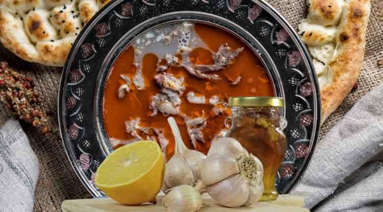 <p><span style="color:#8B4513"><strong>Gaziantep yöresine ait Türk mutfağının en eski vazgeçilmez lezzetlerinden biri olan beyran çorbasının sağlığa faydası saymakla bitmiyor. Biz de yaklaşan kız ayları için içindeki kuzu eti, sirkesi, baharatı ve bol sarımsağıyla bağışıklığı kuvvetlendiren bu çorbanın faydalarını araştırdık. Gelin, beyran çorbasının sağlığa olan faydalarına birlikte göz atalım...</strong></span></p>
