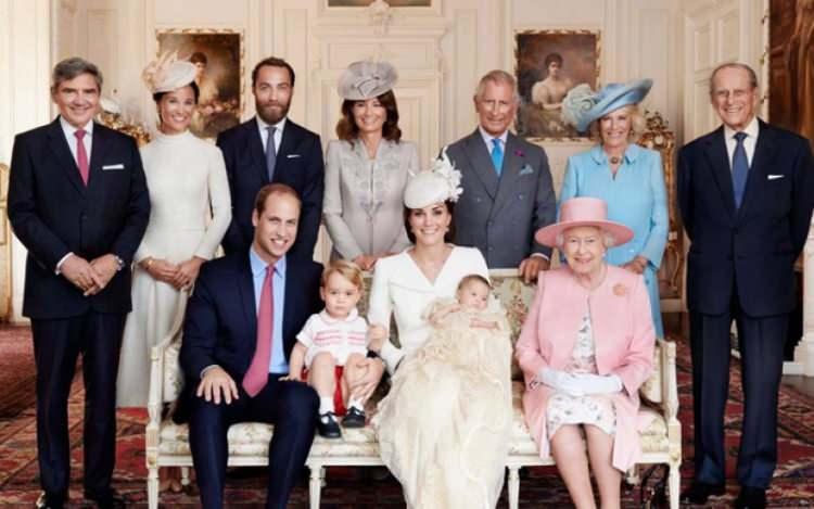 <p><span style="color:#B22222"><strong>Kraliçe'nin ölümünün ardından Elizabeth'in oğlu Charles otomatik olarak kral oldu. Charles'ın en büyük oğlu William ise babasının yerine geçerek Galler Prensi oldu. William'ın eşi Kate ise Prenses Diana'dan sonra kimseye verilmeyen Galler Prensesi unvanına sahip oldu.</strong></span></p>
