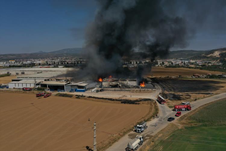 <p>İzmir'in Torbalı ilçesindeki kozmetik fabrikasında, henüz belirlenemeyen nedenle yangın çıkarken, patlamalar da oldu. Ekipler, alevlere müdahale ediyor.</p>
