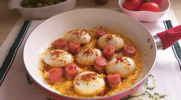 <p><span style="color:#000000"><strong>Kahvaltıda tüketilen yumurtanın içerisine pastırma ve sosis gibi et çeşitlerini eklemek çok fazla yağ ve sodyum almanıza sebep olabilir. Günlük alınması gereken sodyum miktarının 2.3000 miligram olduğunu göz önünde bulundurursak 115 miligramlık 1 dilim pastırma günlük alınması gereken değerin %5'ine denk gelmektedir. Aynı şekilde 790 miligram sodyum içeren bir tabak sosis de günlük alınması gereken değerin %34'üne denk geliyor. </strong></span></p>