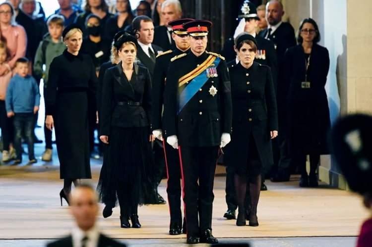 <p>İngiltere halkı, kraliçesiyle vedalaşmayı sürdürüyor. Londra’daki Westminster Hall’de ziyarete açılan Kraliçe 2. Elizabeth'in naaşını görmek isteyenler uzun kuyruklarda saatlerce bekliyor.</p>

<p> </p>

<p> </p>
