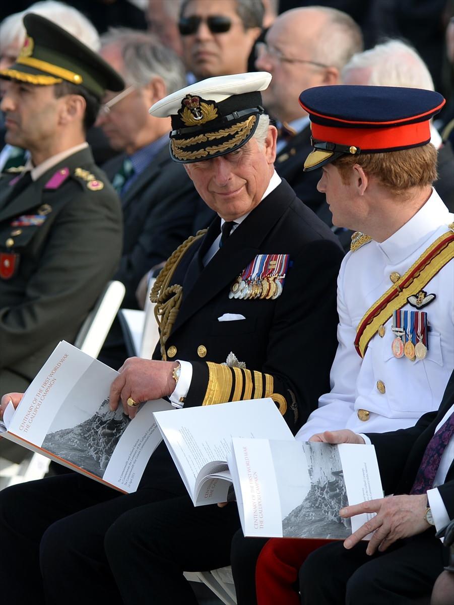 <p> 24 Nisan 2015'te Çanakkale Kara Savaşları'nın 100. yıl dönümü dolayısıyla Gelibolu Yarımadası'ndaki İngiliz Anıtı'nda anma töreni gerçekleşmişti. Törene, Charles (solda) ve oğlu Prens Harry (sağda) de katılmıştı. </p>

