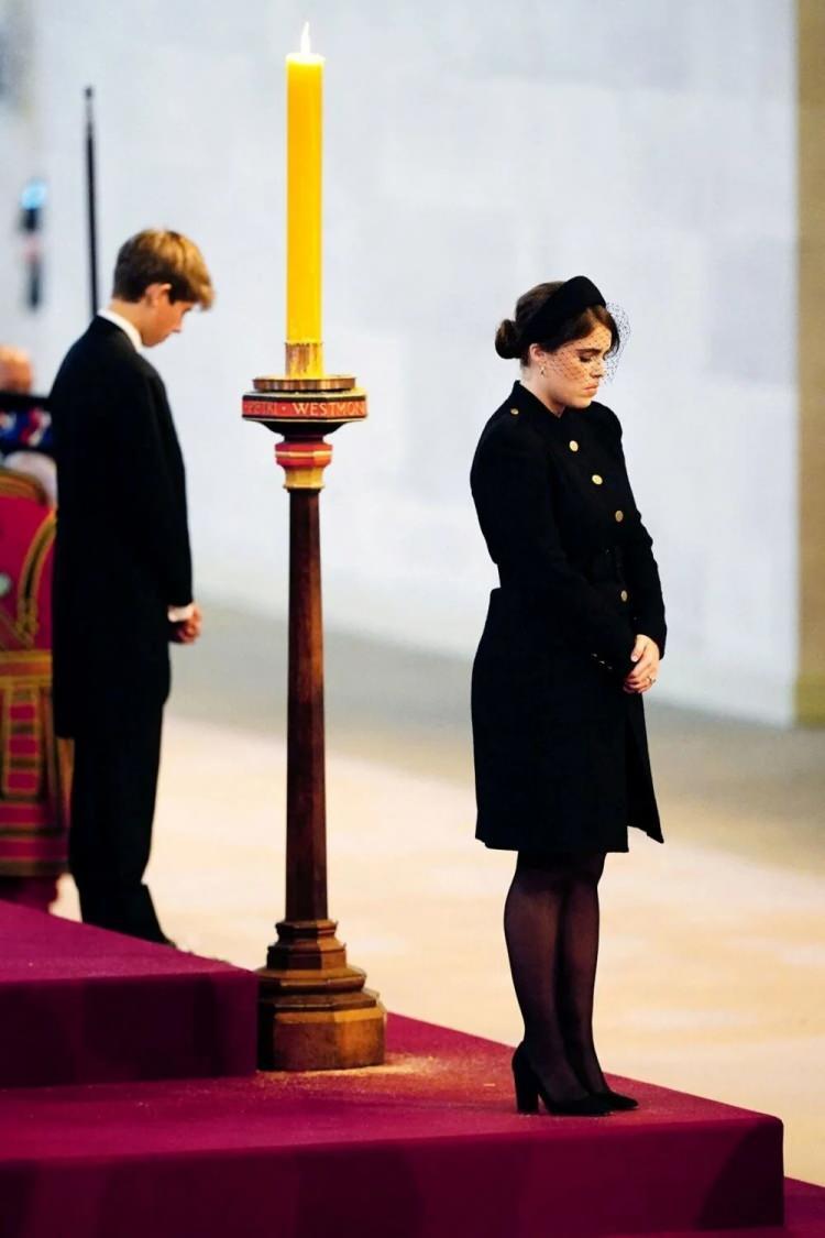 <p>Kraliyet görevlerinden ayrılan Sussex Dükü Prens Harry de saygı nöbetine Kral 3. Charles'ın özel isteği üzerine askeri üniformayla katıldı. Diğer torunlar ise siyah renk kıyafetler giydi.</p>
