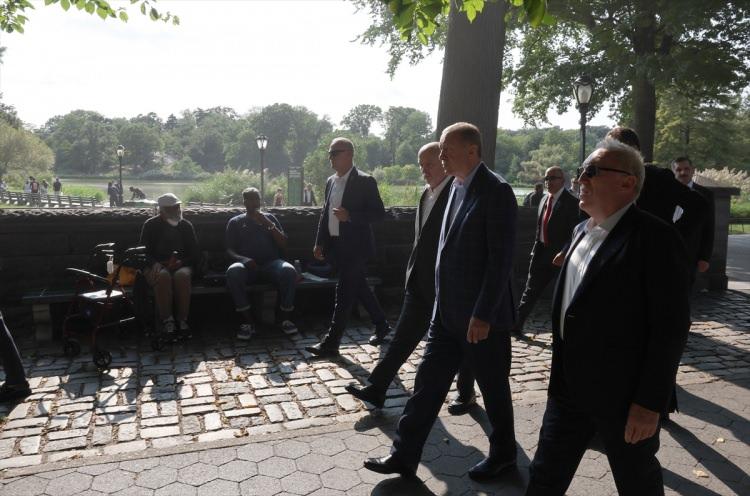 <p>Yürüyüşü sırasında parkta bulunanların ilgisiyle karşılaşan Erdoğan, parktakilerle sohbet edip, fotoğraf çektirdi.</p>