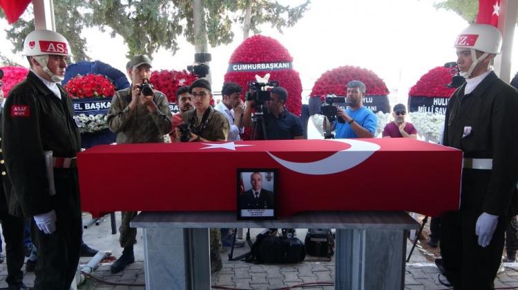 <p>Türk Silahlı Kuvvetleri tarafından Kuzey Irak’ta düzenlenen Pençe-Kilit Operasyonunda arama tarama faaliyeti sırasında bölücü terör örgütü mensuplarınca girilen çatışmada şehit olan Piyade Uzman Çavuş Fatih Kalkan’ın naaşı Osmaniye Devlet Hastanesi morgundan alınarak helallik için Mareşal Fevzi Çakmak Mahallesi’nde bulunan evine götürüldü. Helallik alınmasının ardından Şehit Piyade Uzman Çavuş Fatih Kalkan Türk bayrağına sarılı tabutu tören alanına getirildi.</p>
