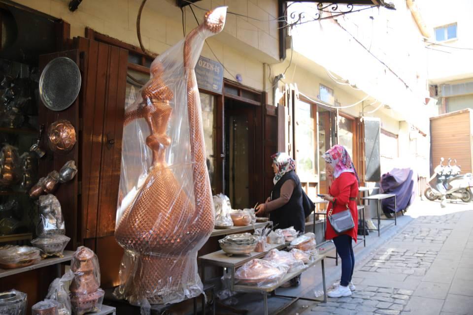 <p>Bakır sanatı ve kültürü ile ünlü olan Gaziantep’te, bir bakır ustasının gözü gibi baktığı ve ev fiyatına sattığı devasa ibrik görenleri şaşırtıyor. </p>
