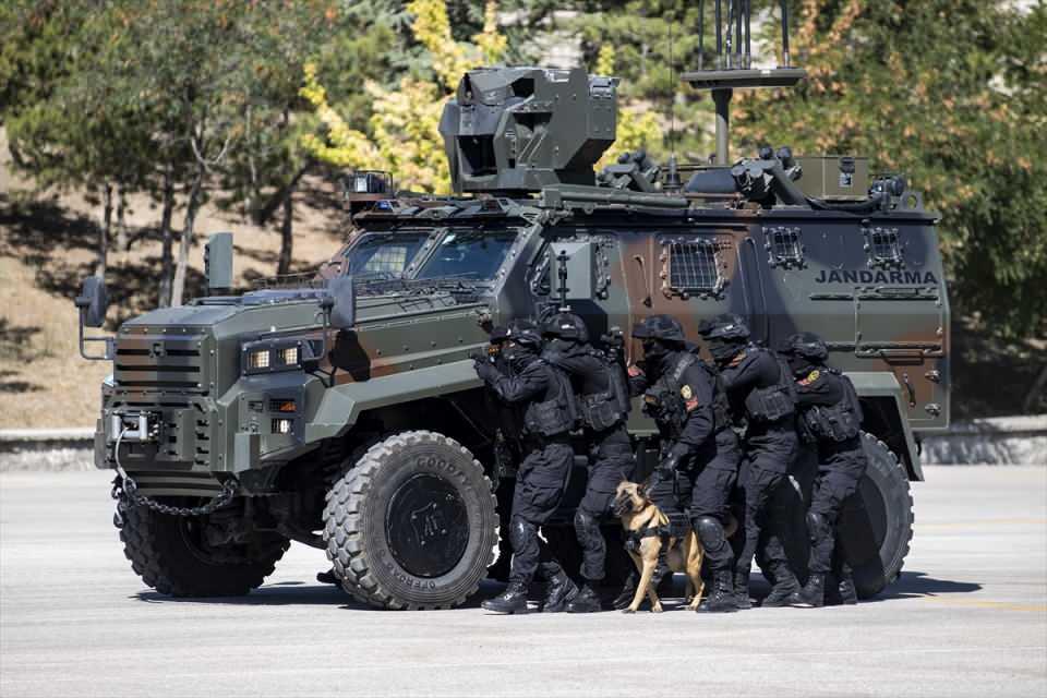 <p>Jandarma timlerinin operasyonlarında önemli rol üstlenen köpekler, zorlu görevlere tatbikatlarla hazırlanıyor, şüphelilerin saniyeler içinde etkisiz hale getirildiği eğitimlerin en sıcak anları, jandarma köpeklerinin vücuduna yerleştirilen aksiyon kameralarla kayıt altına alındı.</p>

<p> </p>
