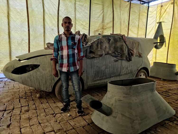 <p>Kuzey Hindistan'nın Bihar eyaletinde arabasını helikoptere dönüştüren 24 yaşındaki genç Mithilesh'in aracı görenleri şaşkına çeviriyor. </p>

<p> </p>
