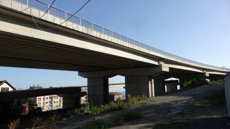 <p>Planlanan yolun yapımının en önemli bölümünü viyadük inşaatları oluştururken, Boztepe Tüneli ve Bahçecik Tüneli’nin de içinde bulunduğu 5 km’lik kesimin Çukurçayır Kavşağına kadar olan kısmında çalışmalar aralıksız sürüyor.</p>
