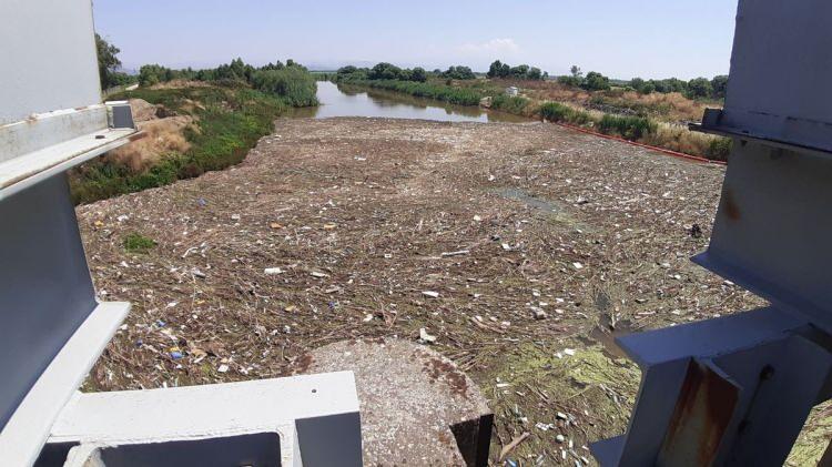 <p>İlgilileri göreve davet eden EKODOSD Başkanı Bahattin Sürücü, “Söke ilçesinde Büyük Menderes Nehri’nin üzerinde yer alan Sazlıköy regülatörün kapakları tarımsal sulama döneminde kapalı tutulduğundan, yukarı nehir havzasından gelen katı atıklar, plastik vb. çöpler ve hayvan ölüleri, regülatör önünde toplanarak çöplerden oluşan adacıklar meydana getirmektedir. </p>
