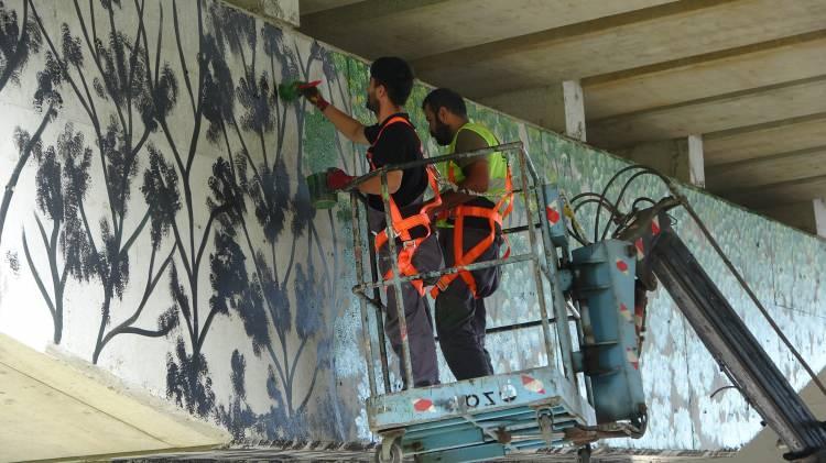 <p>Boztepe Tüneli ile Bahçecik Tüneli arasında bulunan viyadüklerin duvarlarına yapılmaya başlanan görseller ise dikkat çekiyor.</p>
